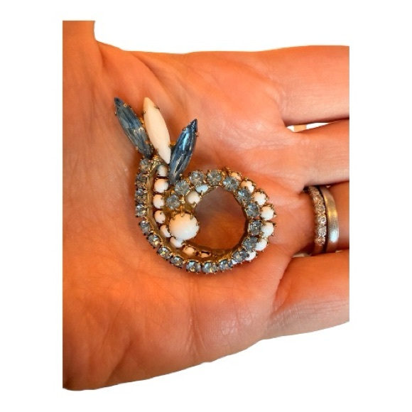 Vintage 1950s Blue & White Rhinestone Wreath Brooch & Clip Earrings Set - Picture 3 of 5